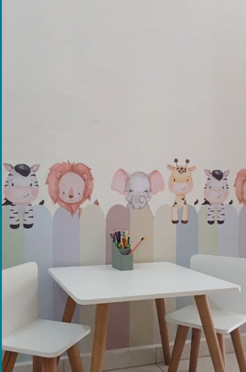 Mesa infantil e decoração acolhedora do Espaço Florescer